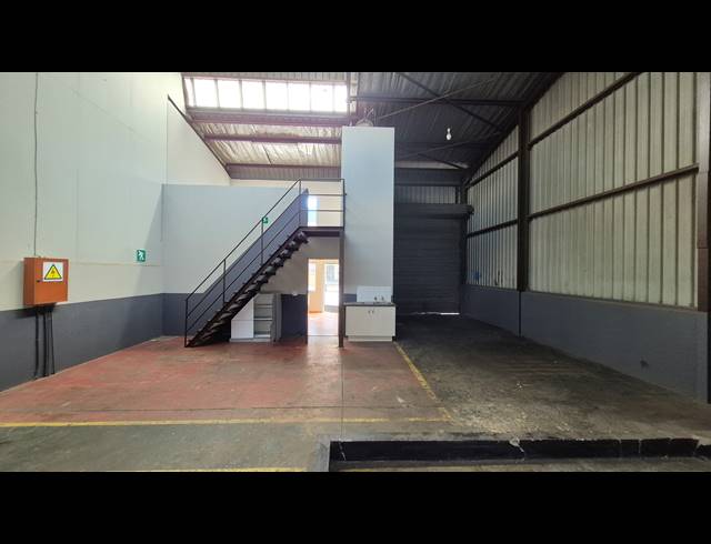 140M² FACTORY TO LET IN APEX